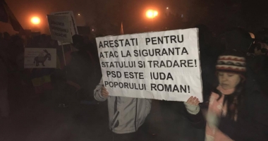 PROTESTELE CONTINUĂ LA CONSTANȚA / Mii de persoane s-au adunat în fața Prefecturii - 2
