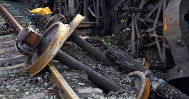 Stire din Actualitate : Un tren care transporta un gaz foarte inflamabil a luat foc. 5.000 de persoane evacuate
