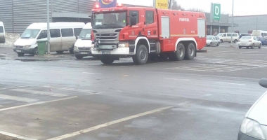 Galerie foto. "BOMBĂ ÎNTR-UN AUTOMOBIL DIN PARCAREA KAUFLAND!". Supermarketul, evacuat de urgență. UPDATE - 6