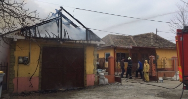 Stire din Eveniment : Incendiu puternic lângă o grădiniță din Constanța. Arde un atelier plin de vopseluri și diluanți
