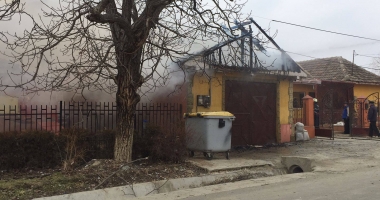 Incendiu puternic lângă o grădiniță din Constanța. Arde un atelier plin de vopseluri și diluanți - 2