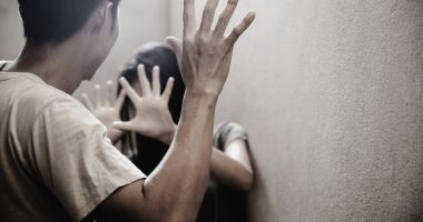 Sunteți într-o relație abuzivă? Ați fost victima unei violențe? Atunci descărcați aplicația 