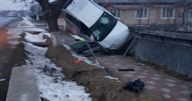 ACCIDENT INCREDIBIL / Tânăr beat și fără permis de conducere, suspendat cu mașina într-un copac - 2