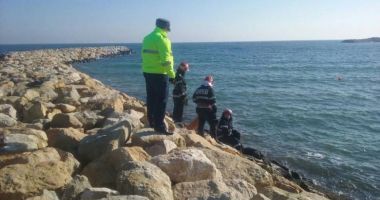 CADAVRU plutind în mare, în Portul Constanța. Intervin echipele ISU