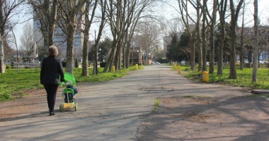 Stire din Cetățenești : Prin parcurile Constanței, cu scaunul de-acasă?