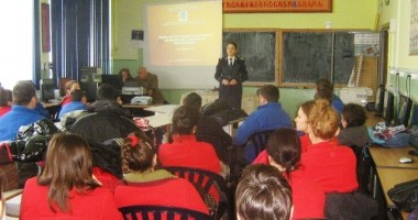 Polițiștii îi învață pe elevi despre un Internet mai sigur