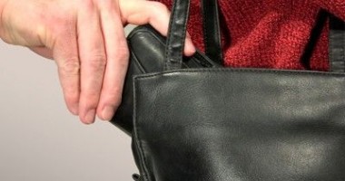 Stire din Eveniment : Băgat după gratii pentru că a furat un portofel, în autobuzul 102