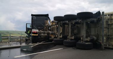 TIR RĂSTURNAT în sensul giratoriu de la Agigea
