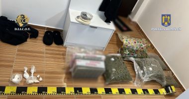 Stire din Eveniment : Canabis, cocaină, bani şi materiale pirotenice, descoperite de poliţiştii de la antidrog