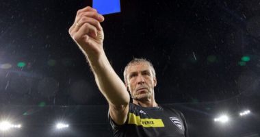 Stire din Sport : Fotbalul va introduce cartonaşe albastre pentru eliminări de zece minute