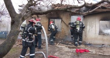 Foto-Video. TRAGEDIE LA CONSTANȚA! COPIL DE PATRU ANI, CARBONIZAT ÎN CASA MISTUITĂ DE FOC. Fratele său și mama lor, arși grav - 2