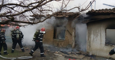 Foto-Video. TRAGEDIE LA CONSTANȚA! COPIL DE PATRU ANI, CARBONIZAT ÎN CASA MISTUITĂ DE FOC. Fratele său și mama lor, arși grav - 3