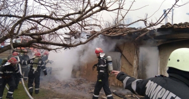 Foto-Video. TRAGEDIE LA CONSTANȚA! COPIL DE PATRU ANI, CARBONIZAT ÎN CASA MISTUITĂ DE FOC. Fratele său și mama lor, arși grav - 4