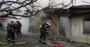 Foto-Video. TRAGEDIE LA CONSTANȚA! COPIL DE PATRU ANI, CARBONIZAT ÎN CASA MISTUITĂ DE FOC. Fratele său și mama lor, arși grav - 5