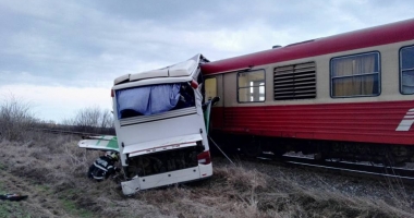 Stire din Eveniment : AUTOCAR LOVIT ÎN PLIN DE TREN!