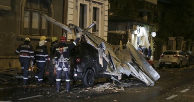 Stire din Social : Furtuna a făcut ravagii! Doi răniți, 128 copaci căzuți, 72 mașini avariate