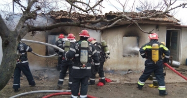 Foto-Video. TRAGEDIE LA CONSTANȚA! COPIL DE PATRU ANI, CARBONIZAT ÎN CASA MISTUITĂ DE FOC. Fratele său și mama lor, arși grav - 6