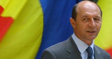 Stire din Politică-Administrație : Traian Băsescu participă la ceremonialul de Ziua Națională, la Arcul de Triumf