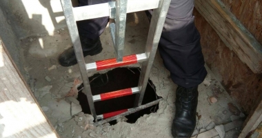Galerie foto-video / Salvat de pompieri, după ce a căzut într-o hazna - 2