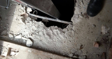 Galerie foto-video / Salvat de pompieri, după ce a căzut într-o hazna - 3