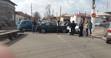 GALERIE FOTO. Accident rutier la Constanța. Trei mașini, "șifonate" în intersecție - 2