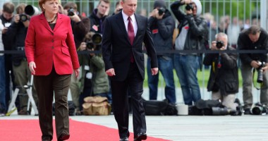 Stire din Actual : Discuții  despre democrație,  între Angela Merkel  și Vladimir Putin
