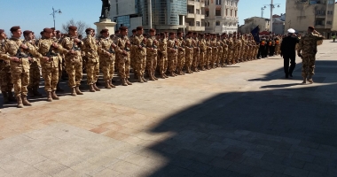 Stire din Eveniment : FOTO-VIDEO. Militarii "Rechinii Albi", primiți cu brațele deschise de constănțeni