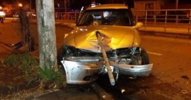 La un pas de comă alcoolică, un șofer și-a înfipt mașina într-o stație de tramvai