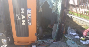 UPDATE. TREI VICTIME, DUPĂ CE O MAȘINĂ DE GUNOI S-A RĂSTURNAT ȘI A LUAT FOC / Galerie FOTO - 2
