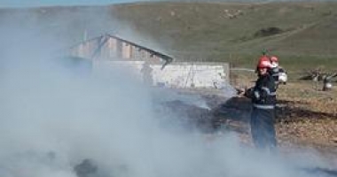 GALERIE FOTO / O mașină a ars în Constanța, după un incendiu izbucnit la furaje - 4
