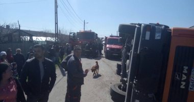 UPDATE. TREI VICTIME, DUPĂ CE O MAȘINĂ DE GUNOI S-A RĂSTURNAT ȘI A LUAT FOC / Galerie FOTO - 4
