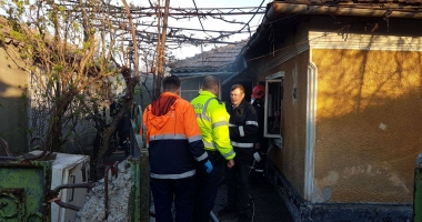 FOTO-VIDEO. Bătrân din Constanța, salvat de pompieri dintr-o casă în flăcări - 2