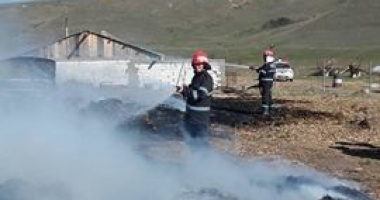 GALERIE FOTO / O mașină a ars în Constanța, după un incendiu izbucnit la furaje - 5