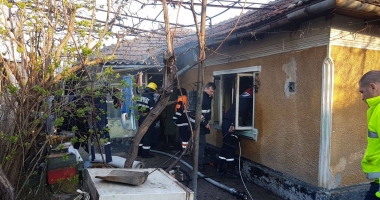 FOTO-VIDEO. Bătrân din Constanța, salvat de pompieri dintr-o casă în flăcări - 3