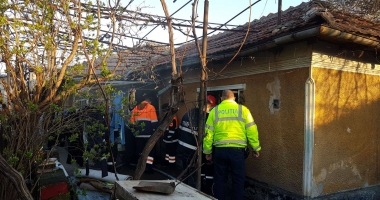 FOTO-VIDEO. Bătrân din Constanța, salvat de pompieri dintr-o casă în flăcări - 4