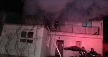 FOTO. INCENDIU PUTERNIC LA O CASĂ DIN LUMINA - 2