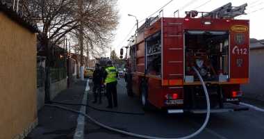 FOTO-VIDEO. Bătrân din Constanța, salvat de pompieri dintr-o casă în flăcări - 5