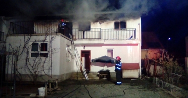 FOTO. INCENDIU PUTERNIC LA O CASĂ DIN LUMINA - 3