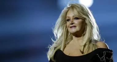 Stire din Actualitate : Bonnie Tyler, în comă indusă în urma unei intervenții chirurgicale