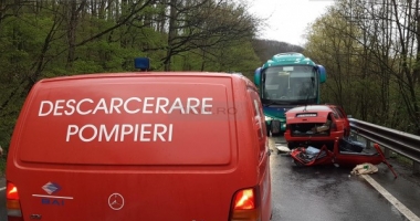 FOTO. ACCIDENT GRAV. AUTOCAR CU 28 DE PERSOANE IMPACT FRONTAL CU O MAȘINĂ - 3
