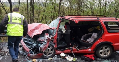 FOTO. ACCIDENT GRAV. AUTOCAR CU 28 DE PERSOANE IMPACT FRONTAL CU O MAȘINĂ - 4