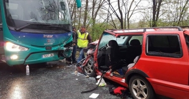 FOTO. ACCIDENT GRAV. AUTOCAR CU 28 DE PERSOANE IMPACT FRONTAL CU O MAȘINĂ - 2