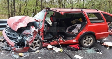 FOTO. ACCIDENT GRAV. AUTOCAR CU 28 DE PERSOANE IMPACT FRONTAL CU O MAȘINĂ - 5