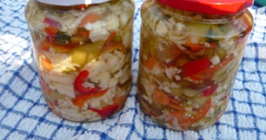 Salată conservată pentru iarnă