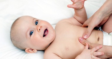 Stire din Cetățenești : Ajută masajul un bebeluș să ia în greutate?