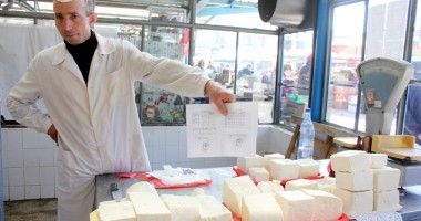 Stire din Cetățenești : Cine verifică lactatele vândute în piețele Constanței?