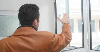 Stire din Eveniment : Ferestrele termopan i-au băgat înapoi după gratii