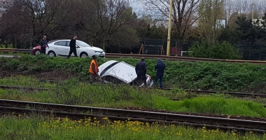 GALERIE FOTO / Accident în zona Doraly Mall. Un șofer a ajuns de pe șosea pe liniile de cale ferată - 2