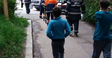 UPDATE / Incendiu într-o locuință din Constanța. O bătrână este blocată în apartament - 8