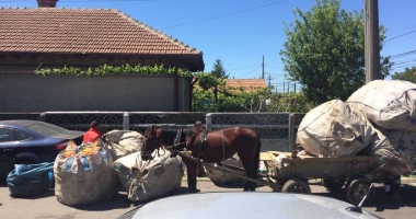 Stire din Social : CONSTANȚA ANULUI 2017. CĂRUȚE PE STRĂZI ȘI "AFACERI" CU STICLE DIN GUNOAIE. Cât mai avem de îndurat?